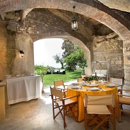 Le Grotte Villa